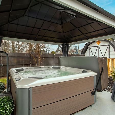 Blue Valley Inn - Hot Tub & Spacious Play Area! ノックスビル エクステリア 写真