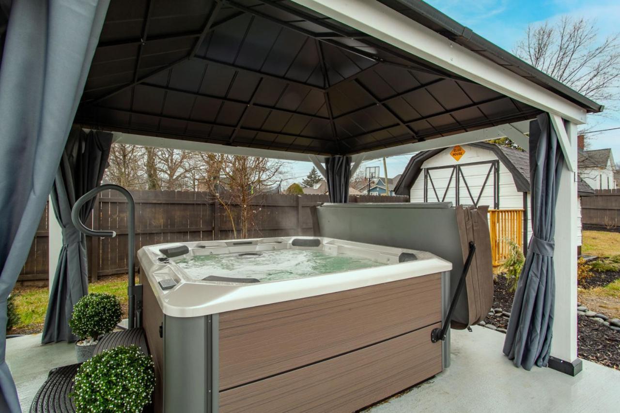 Blue Valley Inn - Hot Tub & Spacious Play Area! ノックスビル エクステリア 写真