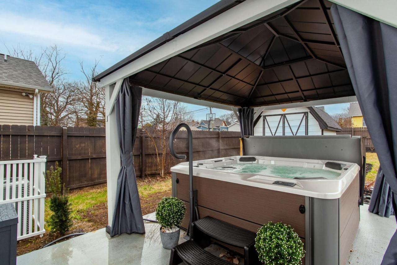 Blue Valley Inn - Hot Tub & Spacious Play Area! ノックスビル エクステリア 写真