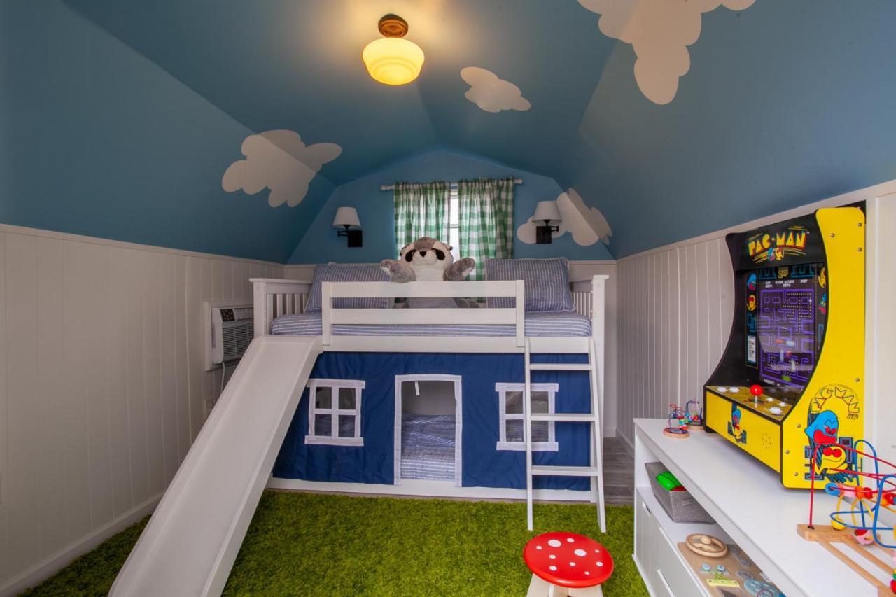 Blue Valley Inn - Hot Tub & Spacious Play Area! ノックスビル エクステリア 写真