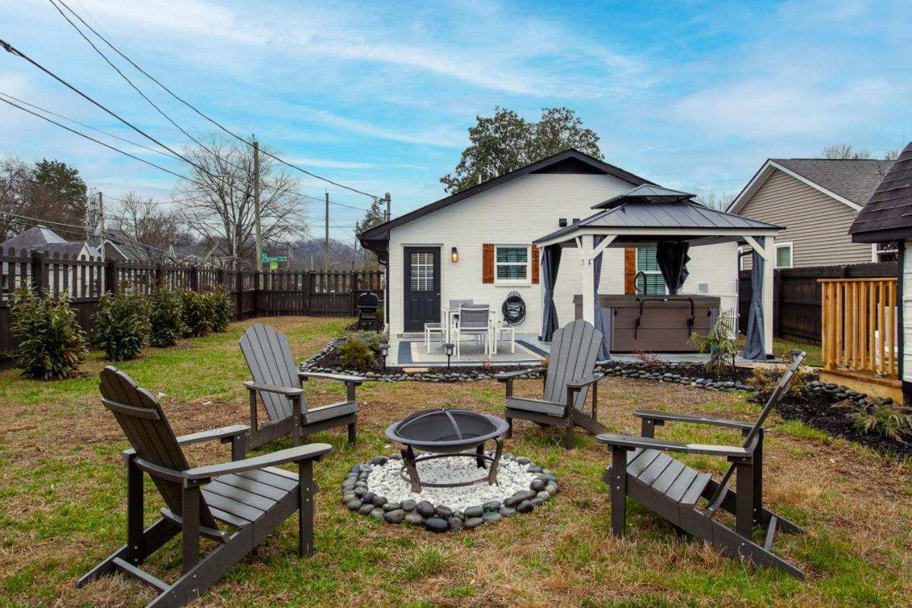 Blue Valley Inn - Hot Tub & Spacious Play Area! ノックスビル エクステリア 写真